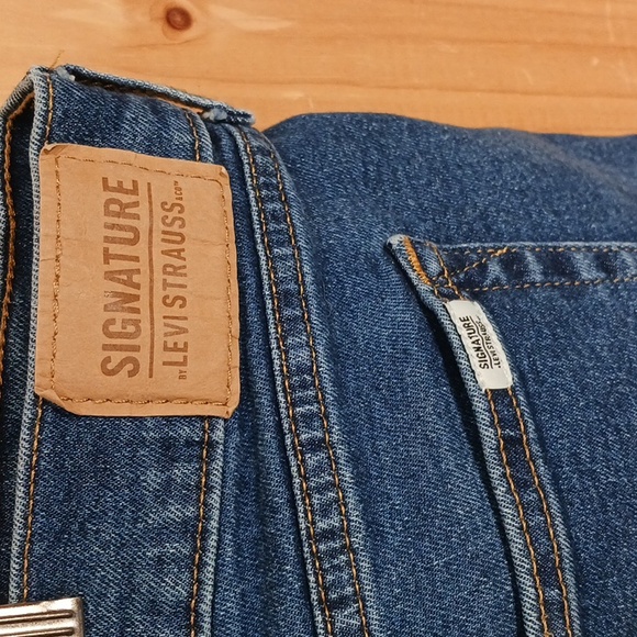 Levi's Signture Cropped And Cuffed Boyfriend Jeans - Picture 4 of 4